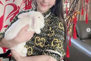 方媛抱兔子送新年祝福，寬鬆小腹像是懷了第三胎，孕相十足