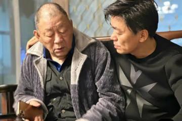 明星回村過年後：王寶強被鄉親包圍合影，何廣智被拉橫幅夾道歡迎
