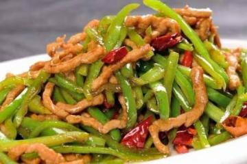 青椒炒肉絲好吃又簡單,學會這樣做,肉絲嫩滑入味不粘鍋