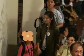 李嘉欣出院後被偶遇！手牽小男孩顯慈愛，肚子突出被指懷孕已四月