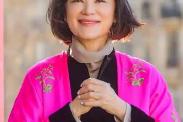 林青霞過年在巴黎街頭拍美照，長衣手袋盡顯68歲女性該有的優雅