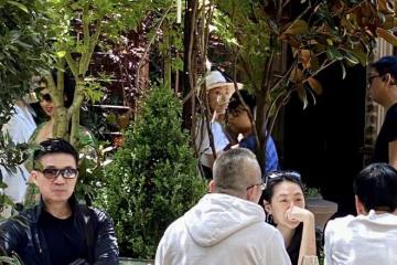 小S曬度假照，被老公嫌棄不換新衣服，背包耳環用了近20年好節儉