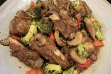 很下飯的口蘑紅燒排骨