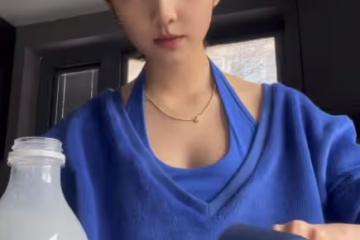 16歲多多指導同學排舞台劇，拿話筒超幹練，展現領導才能側顏好俊