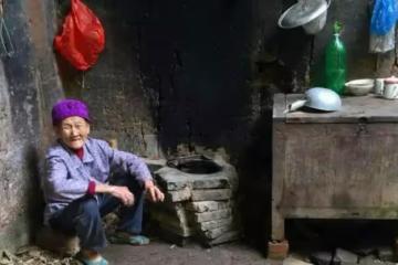 九旬老人住破屋靠喝雨水度過十幾年 旁邊住新房的兒子：還活著啊