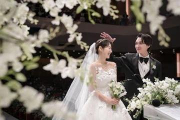 朴信惠曬婚禮現場照,老公崔泰俊「摸頭殺」,眼中盡顯寵溺