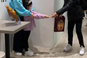 甘比帶倆女兒做義工，15歲劉秀樺雙手鞠躬發紅包，被網友贊有教養