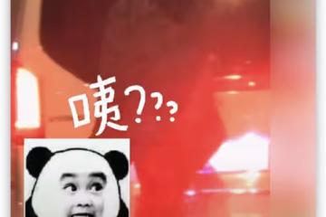 蔣欣酒後被拍當街撒歡,抱著好友拍照興致高,看手機過馬路引擔憂