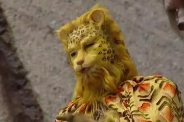 金錢豹本尊送祝福，頭髮花白氣質出眾，網友：難怪金錢豹眉清目秀