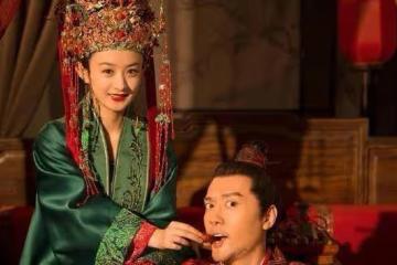 知否：戲外老同學，戲中演母子，兩人見面第一句話「快叫媽」