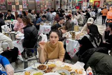 左小青回山東老家擼串，不戴口罩沒被認出來，分明是過氣了