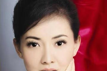 曾是游泳和射擊冠軍，上了整整8次舞台，今低調做慈善，令人欽佩