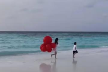 佟麗婭曬照為兒慶生,母子倆海邊嬉戲打鬧,牽手散步不見陳思誠