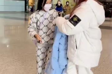 李小璐攜女兒現身機場，母女身高只差半個頭，甜馨衛衣價值過千