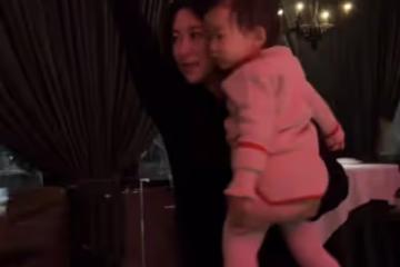 朱珠抱1歲女兒在餐廳跳舞，手舞足蹈興致高，身姿曼妙風情萬種