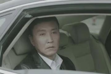 吳剛一家三口開豪車逛街，他穿上萬毛衣好時髦，27歲兒子帥氣有型