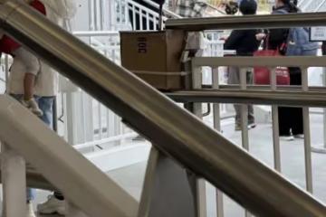 向佐攜妻兒游遊樂場,郭碧婷長發飄飄氣質佳,體態臃腫被疑懷三胎