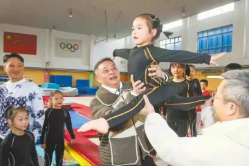李大雙李小雙近照：都已50歲頭髮花白，都娶了明星老婆但膝下無兒