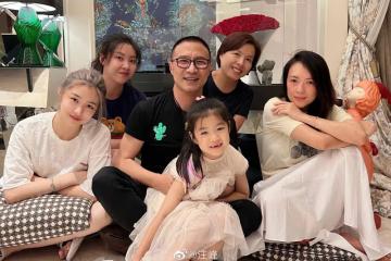 章子怡三亞度假太悠閒，給趙本山拜完年又跑去衝浪，皮膚白到發光