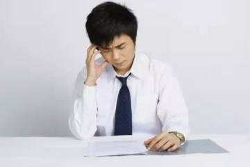 他被後媽趕出家門時,父親袖手旁觀,如今父親病重,他拒絕探望