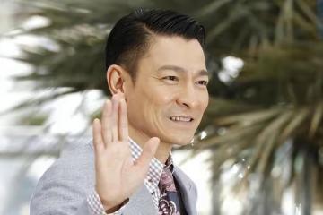 劉德華和朱麗倩給舅舅拜年，富豪陳志遠抱孫子在豪宅中曬全家福