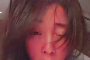 43歲殷桃疑深夜醉酒，曬臥室自拍照放飛自我，頭髮凌亂眼神迷離