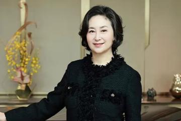 何超瓊晚年發福明顯,60歲近況狀態好,與眾人合影仍舊站C位