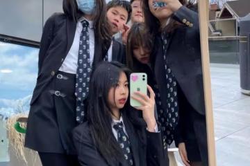 李嫣分享學校宿舍內景:書桌放著捲筒紙和畫筆,牆上貼著課表作品