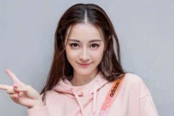 迪麗熱巴出鏡咬斷勺子，網友：說好的知性優雅呢？