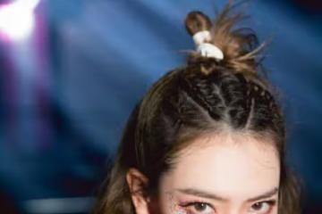 戚薇的襪子太霸道了,玫紅襯衣真的超好看啊,網友瘋了