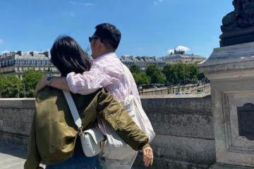 宋慧喬和男閨蜜在巴黎摟肩同行,和眾多好友甜蜜合影很溫馨