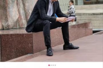 央視主持人高博坐街邊被偶遇，西裝革履打扮斯文，43歲已滿頭銀髮