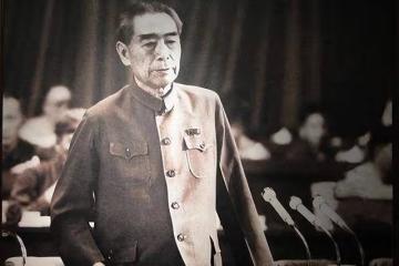 72年周總理不顧外面下著雨，親迎骨灰，毛主席：我再也見不到他了