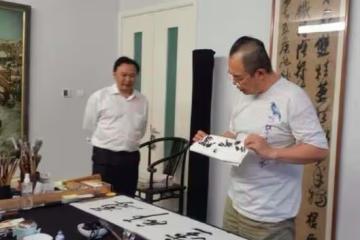 張鐵林豪宅曝光,龍袍古董應有盡有,名畫雲紋毯像極了皇帝寢宮!