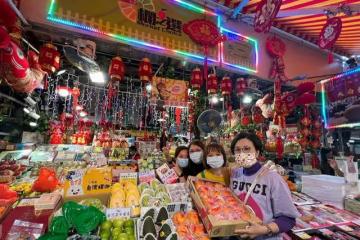汪明荃逛街買年貨,與廢品回收阿姨貼身合影,盡顯親和力