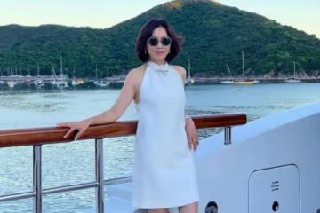 劉嘉玲挺有貴婦范,穿掛脖裙配卷髮減齡又貴氣,56歲看著像40歲