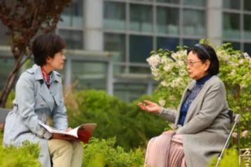 88歲的王曉棠,如今眼中依舊有光,對演藝事業愛的深沉