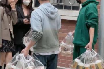 陳小春錄節目現身街頭!大方送粉絲免費奶茶餅乾,引路人集體圍觀