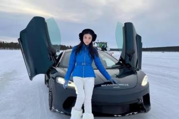 潘瑋柏帶宣雲芬蘭度假：雪地里開豪車看極光，宣雲發文感謝老公