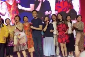 張智霖陪一群富婆登台唱歌,被對方摟腰拉入懷中