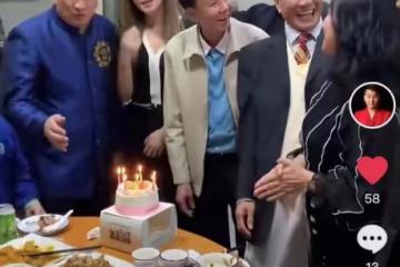 64歲萬梓良在小館為異性慶生，手搭對方肩上笑開懷，老婆獨坐一旁