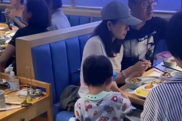 汪峰牽手二女兒買戒指，貼心為其整理秀髮，11歲汪璟怡神似康作如