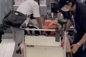 李承鉉戚薇走機場，男方脖子上掛奶嘴，一個人整理超多行李