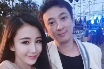 曝王思聰同時交往兩任女友！緊摟小15歲新歡，另一位網紅爭風吃醋