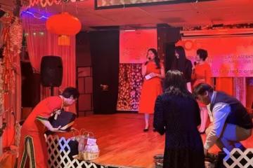 鄭爽國外做慈善，受邀上台講話不敢抬頭，頭頂禿一塊模樣憔悴