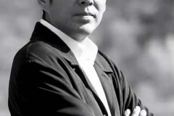 67歲陳道明駕豪車聚餐，兩鬢斑白男神魅力不減，與友交談氣場強大