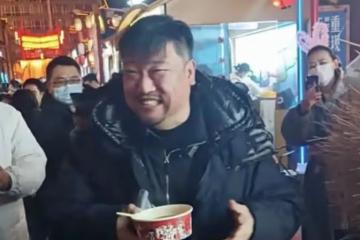 「徐江」賈冰在瀋陽老家遭圍堵!吃路邊攤鬍子拉碴,觀眾見了就想笑