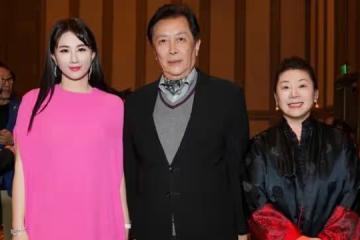 唐國強被曝移民美國後現身!身形消瘦老年斑多,身旁女郎顏值搶眼