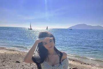 張馨予曬沙灘度假照,老公視角下甜蜜wink,穿低胸裝秀傲人曲線