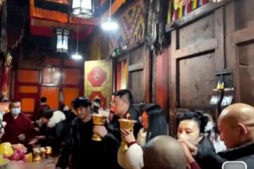 范冰冰攜二婚男友寺廟禮佛，燒香點燈超虔誠，無名指戴戒指疑訂婚